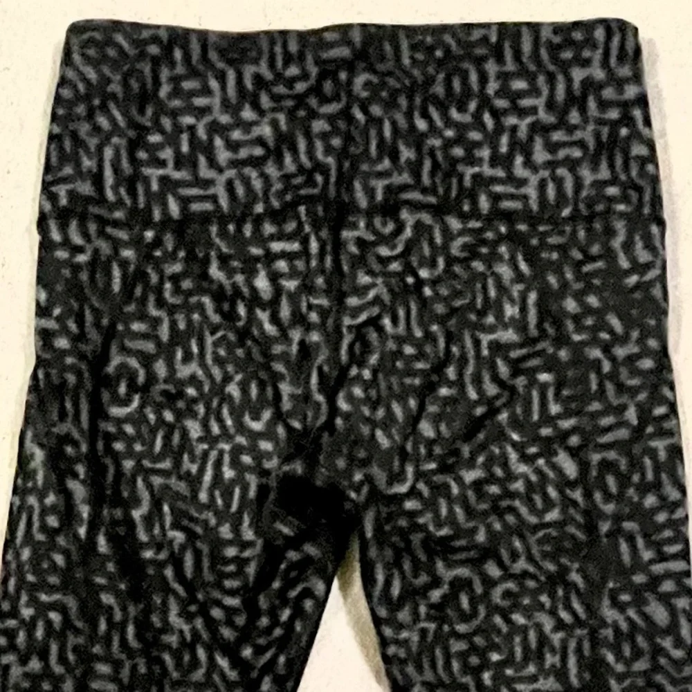 Lululemon black & grey cropped workout leggings